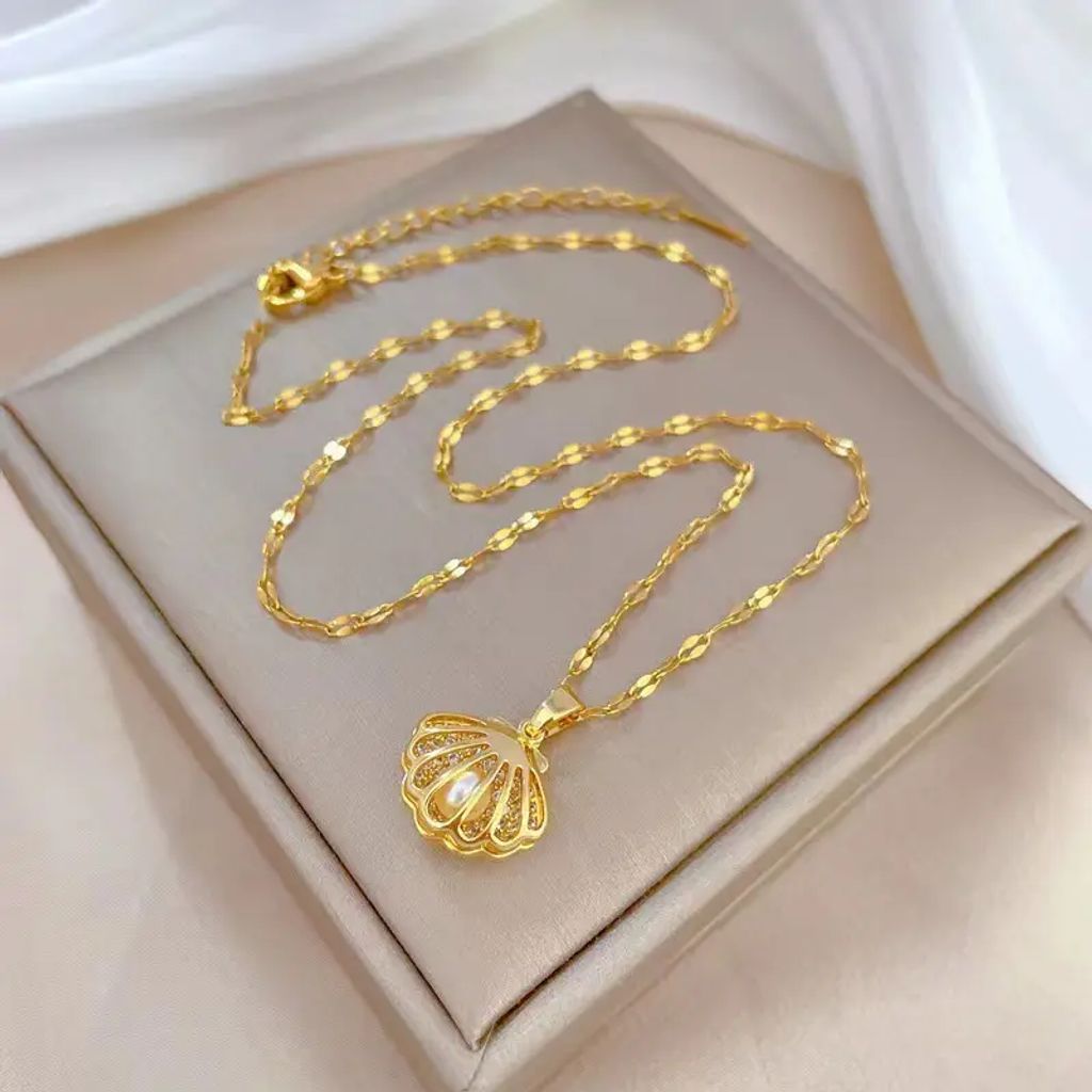 Shell Pendant Necklace - Luxurious Open Mouth Design with Sparkling Pearls