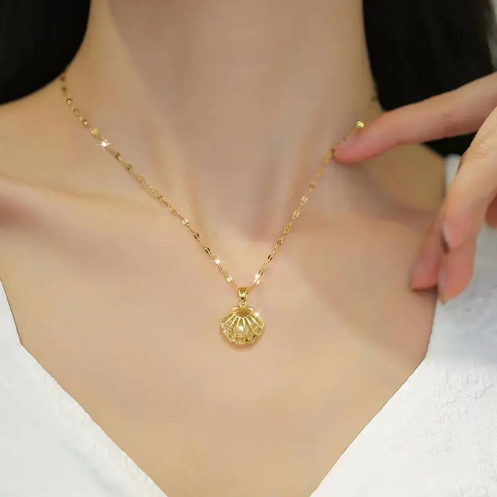 Shell Pendant Necklace - Luxurious Open Mouth Design with Sparkling Pearls
