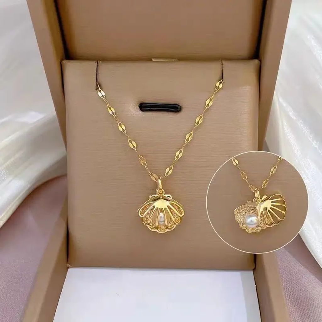 Shell Pendant Necklace - Luxurious Open Mouth Design with Sparkling Pearls